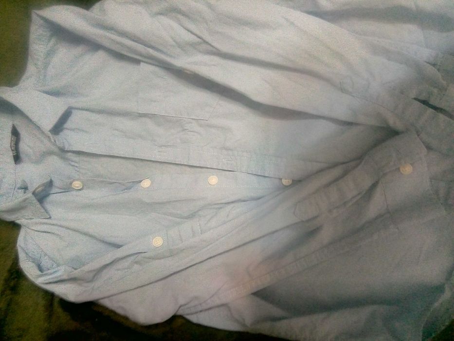 Vând cămăși  pt copii și pulovere