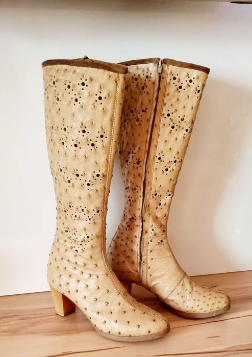 Ботуши  естествена мека кожа.Нови. С цип .
37 рр. Ток 4см. Удобни