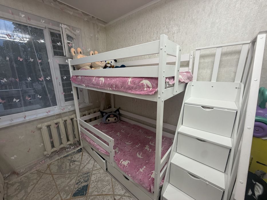 Двухярусная кровать с комодом
