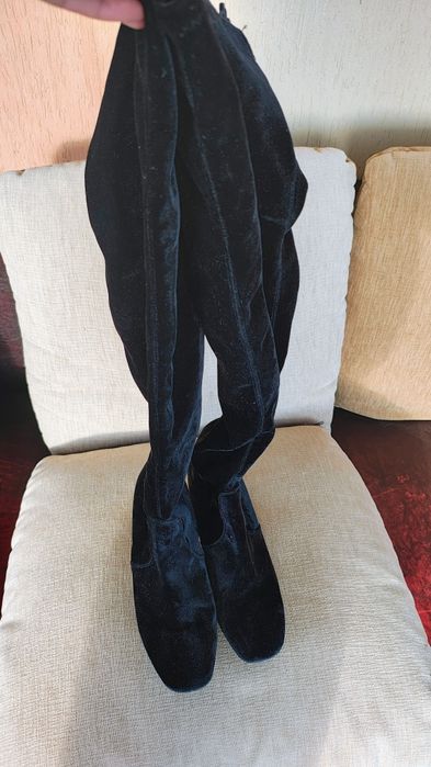 Дълги велурени ботуши с нисък ток и ластик