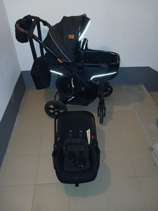 Детская коляска с автолюлькой.