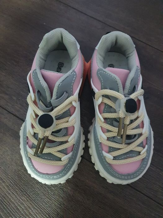 Продам кросовки для девочки