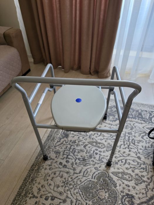 Scaun persoane cu dizabilități și ventuze ajutătoare pentru baie