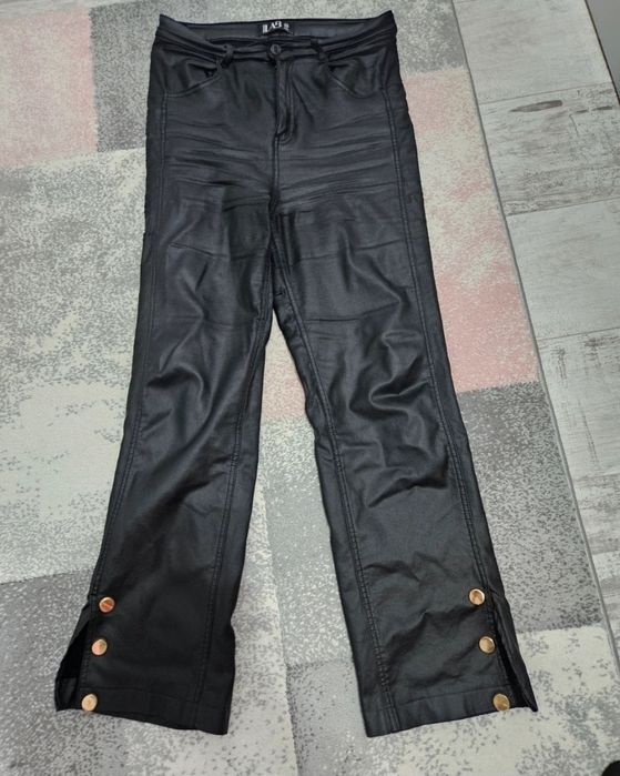 Pantaloni evazati cu model metalic auriu pe lateral