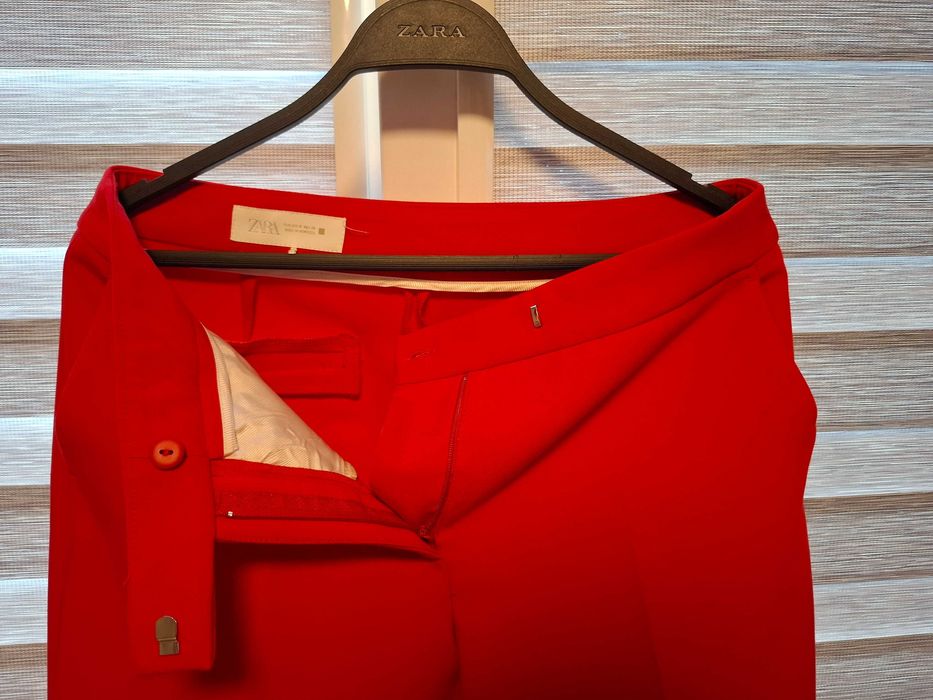 Дамски костюм от ZARA.