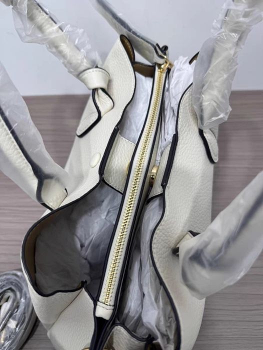 Женская сумка цвета айврори