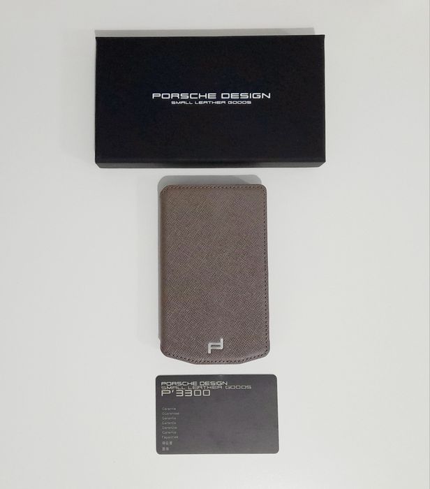 Lot 2 huse BlackBerry Porsche Design P9983.