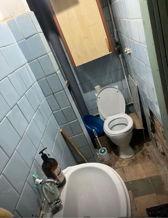 Продам 1 ком общягу санузел своя