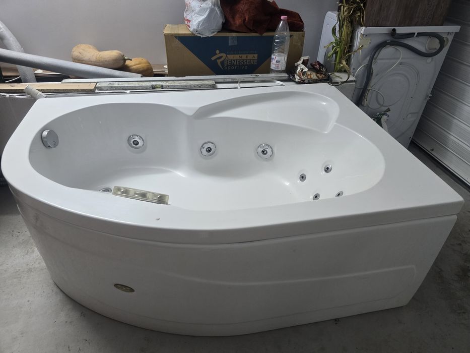 Разтегателен диван и ъглово едноместно джакузи