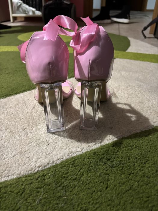 Vand pantofi nepurtati!