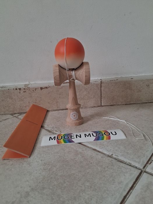 Vând kendama mugen musou rainbow nou nouta cu cutie și ata de rezerva cu stickere