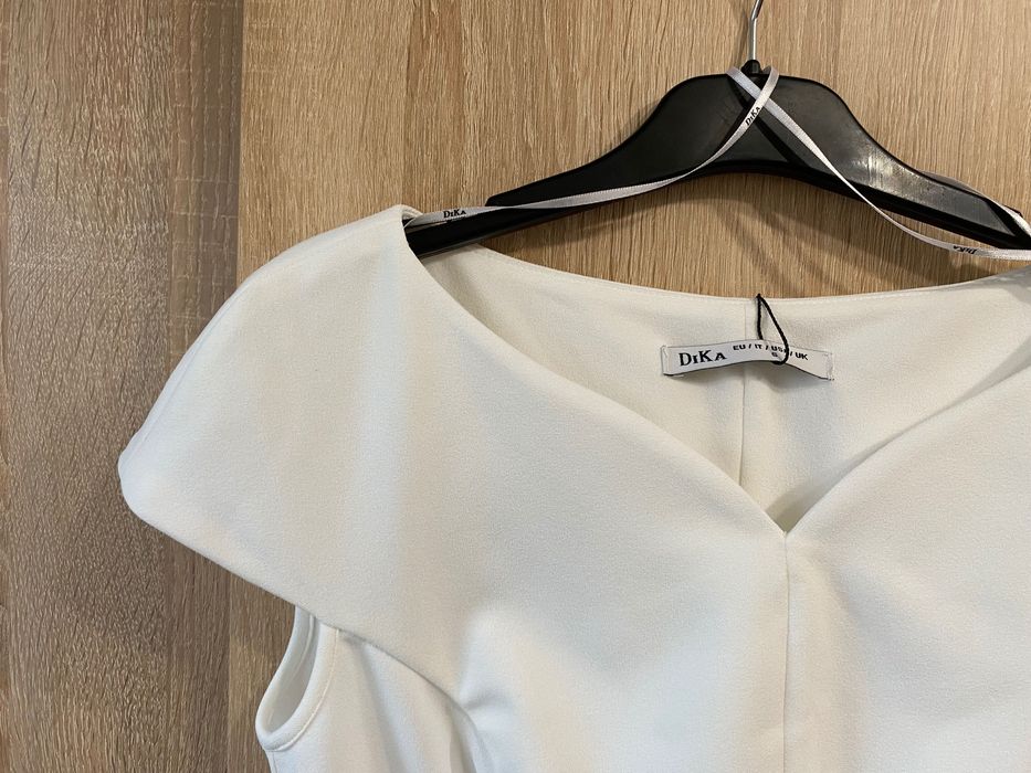 Стилна вталена дамска буза с V деколте