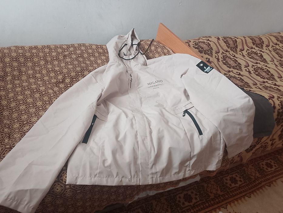 Жаңа ақ куртка..