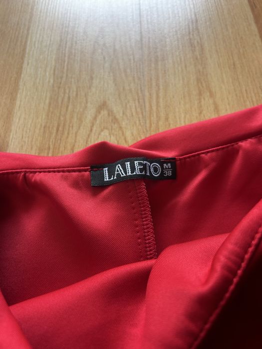 Червена рокля с цепка