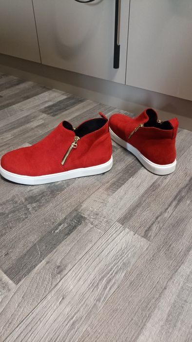 Срочно продам ботинки