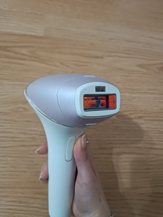 Фотоепилатор IPL Philips Lumea Seria 8000