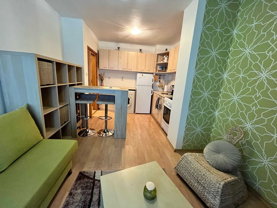 Лазур двустаен апартамент до ФЛОРА и БСУ с гледка море