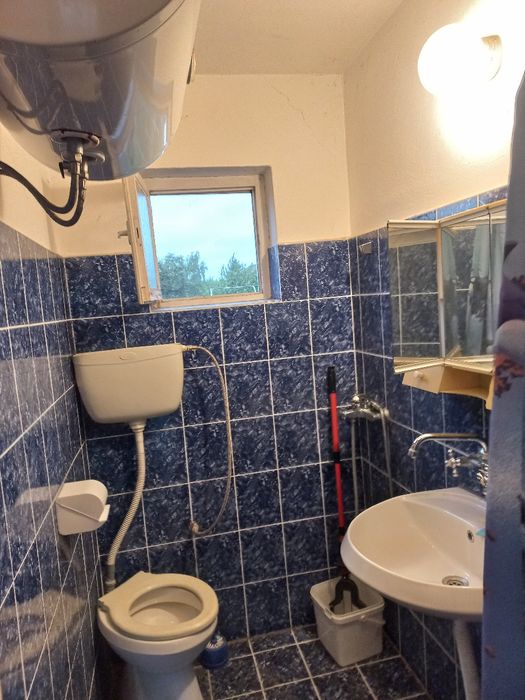 Продавам парцел 1160 кв. с две къщи.