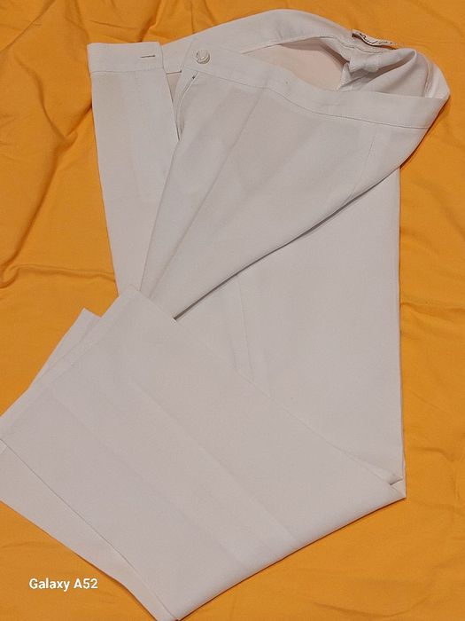 Costum de culoare albă format din patru piese.