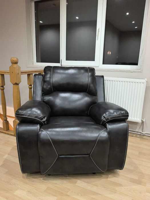 Vând canapele din piele neagră