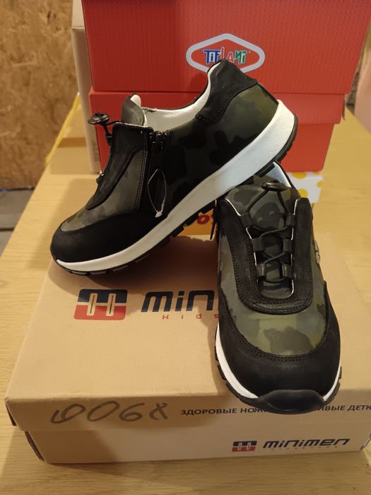 Продаю детские кроссовки