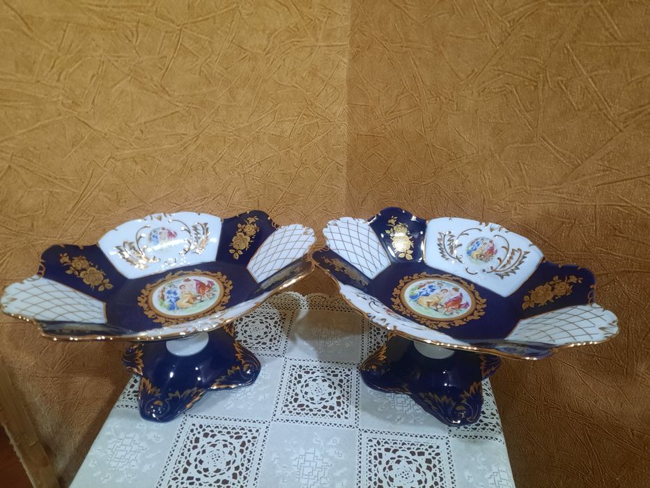 Пара фарфоровых вазочек на ножках. Чехия. Кобальтовое покрытие в стиле