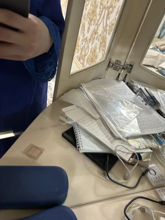 Классический витринный угловой шкаф