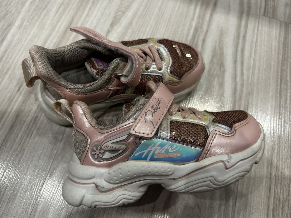 Продам кроссовки на девочку