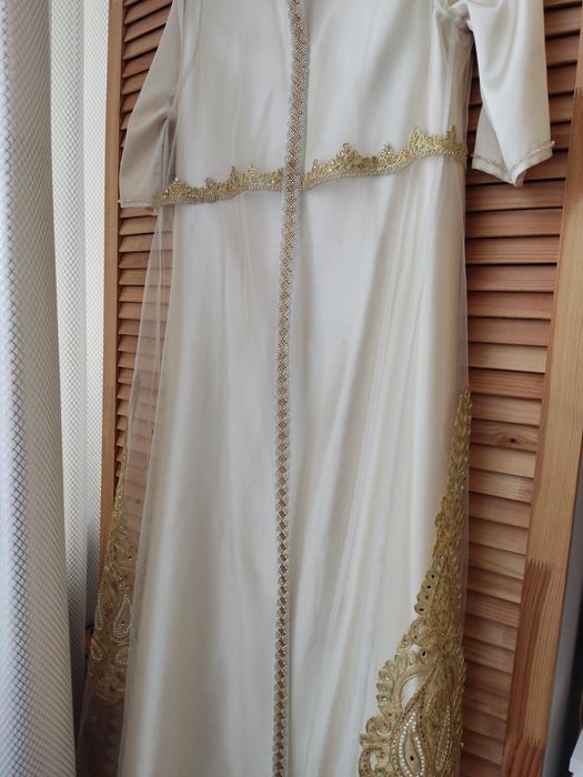 Вечернее платье золотого цвета