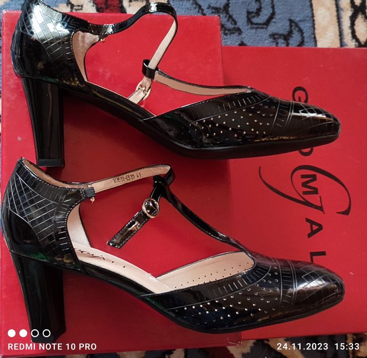 Туфли черные , лакированые