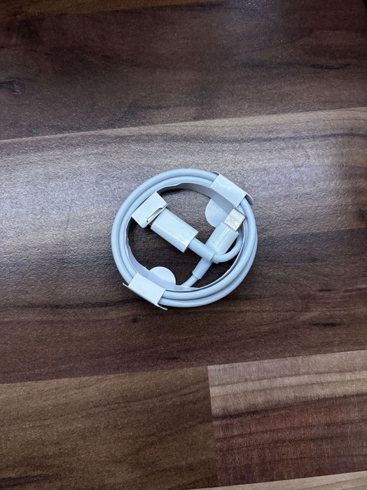 iPhone – адаптер и Lightning кабел