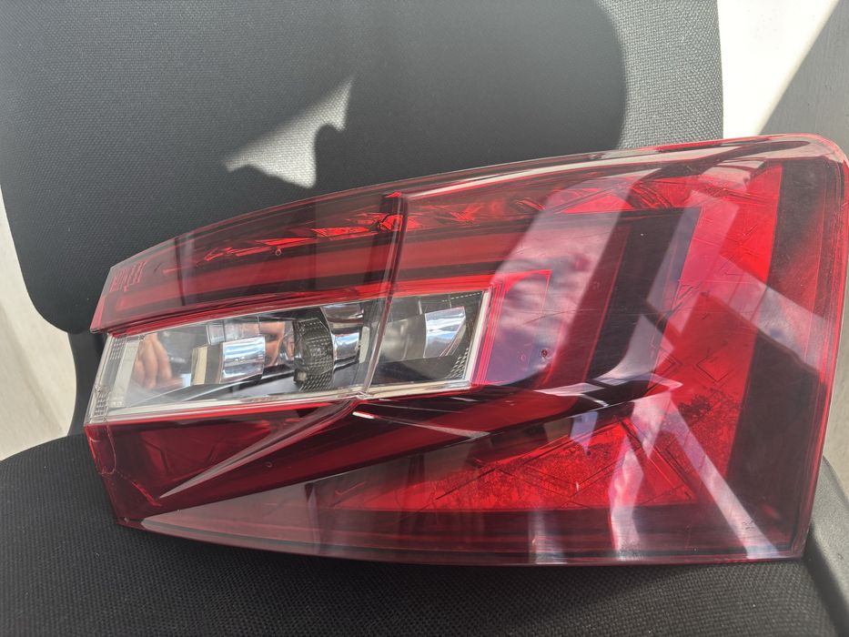 Заден десен стоп skoda superb 3