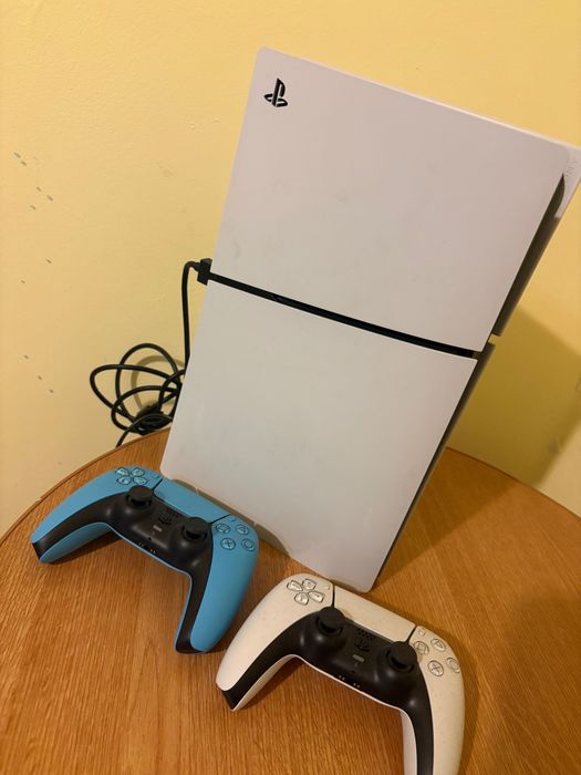 Play Station 5 cu 2 manete