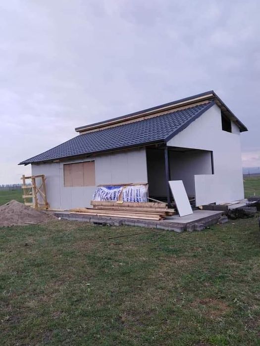 Vând container de pe stoc 2,40x 6 x2 =2800e si căsute case