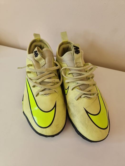 Детски футболни обувки Nike