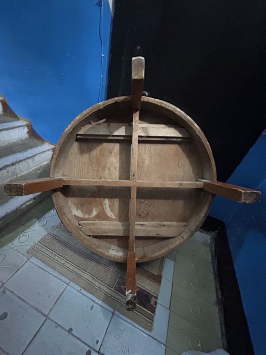 Продам б/у круглый стол