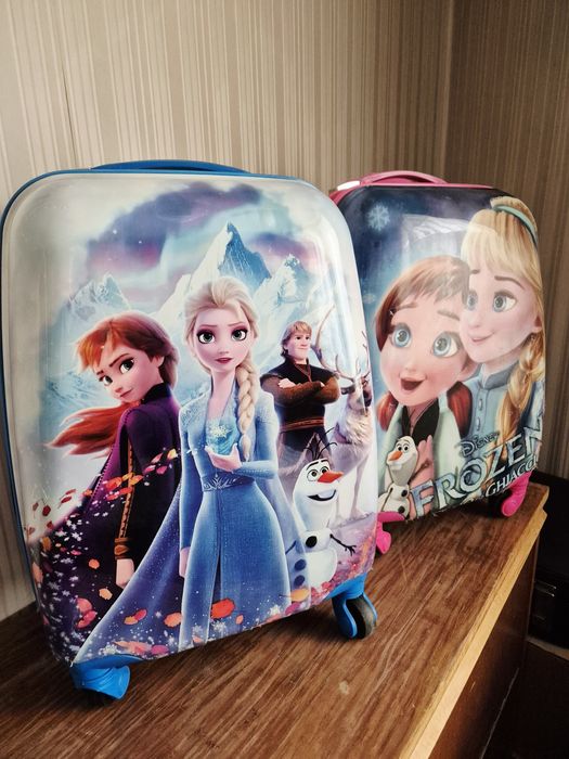 Продаю детские чемоданы