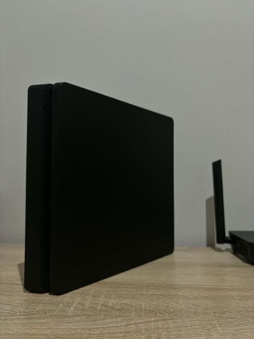 Ps4 slim в много добро състояние 1000gb с два джойстика и 10 игри