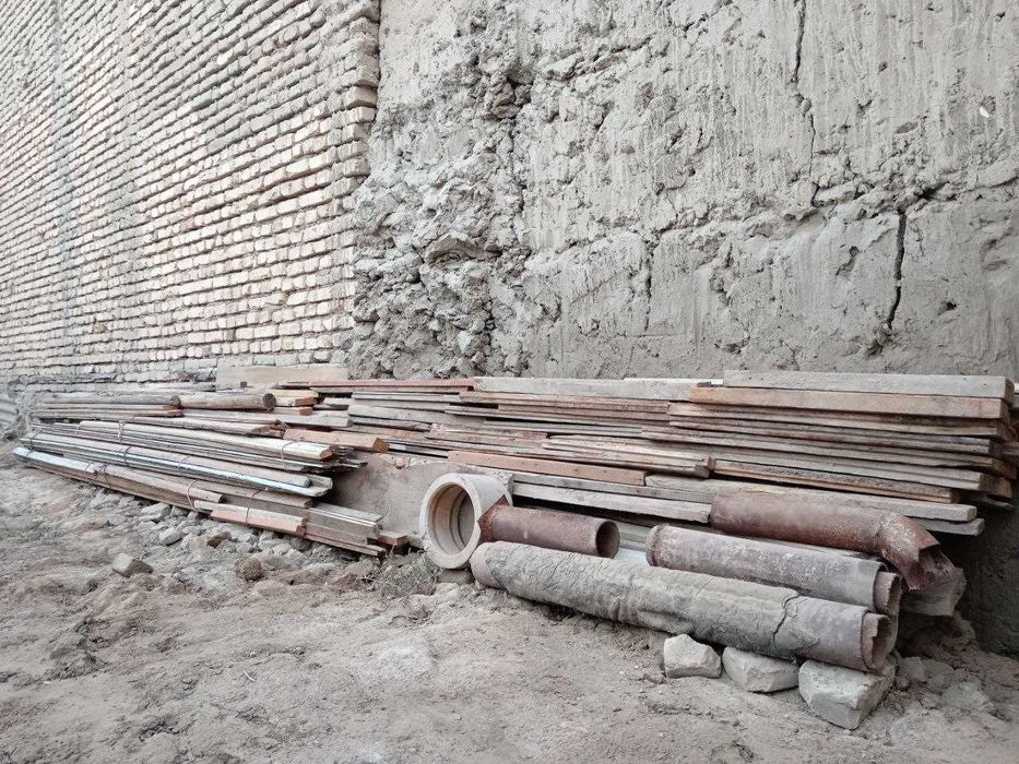 Рейки, доски, металлические трубы, водосточные трубы