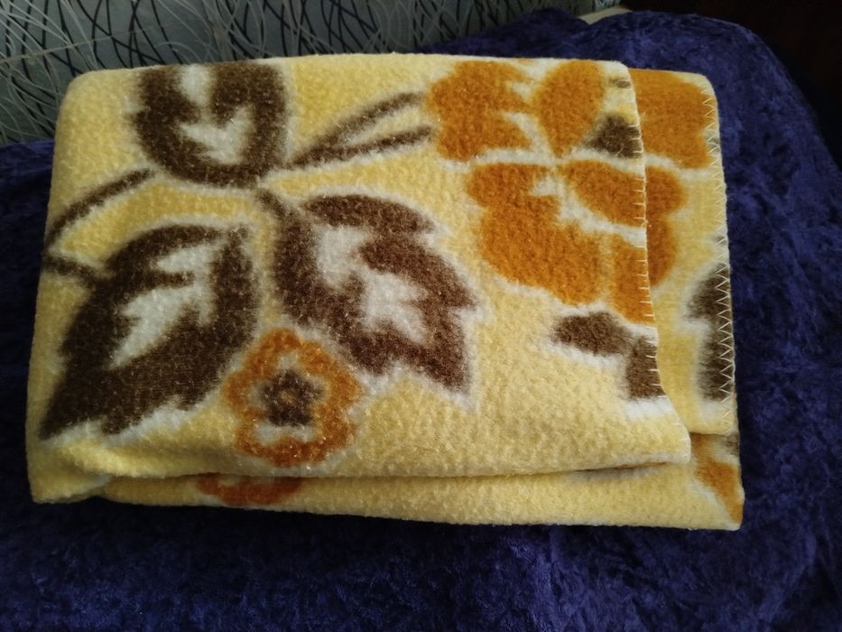 Одеяла шерстяные, подушки