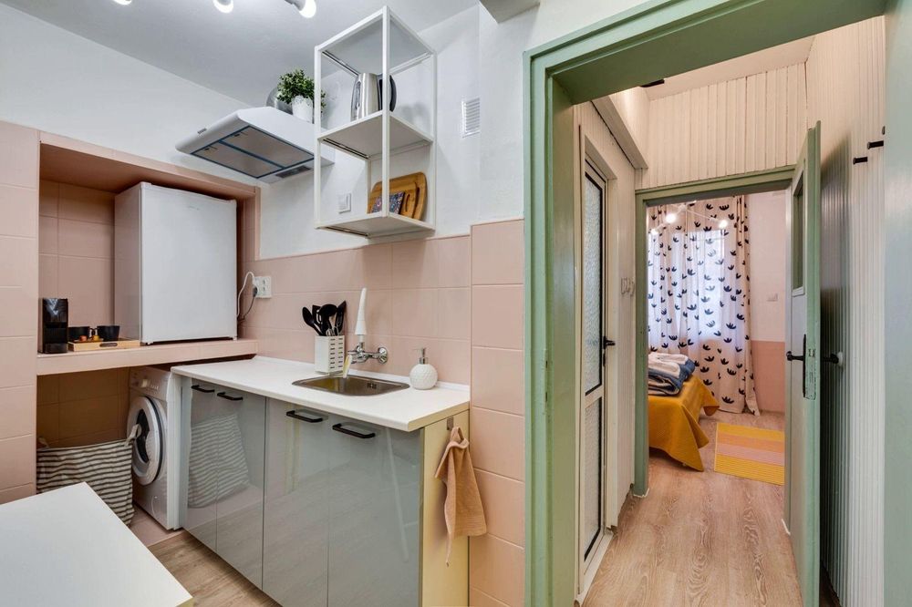 Дава се под наем Едностаен апартамент в София, Център - 29 кв.м за 547.23 € - Снимка #1