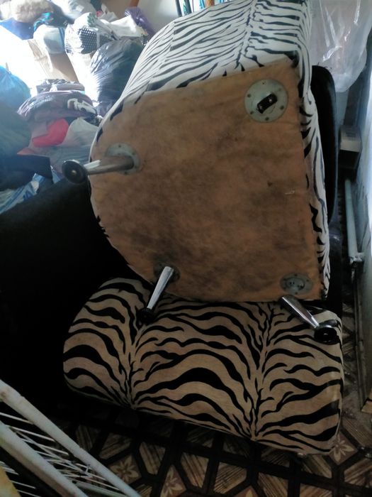 Продам диван с 2 креслами