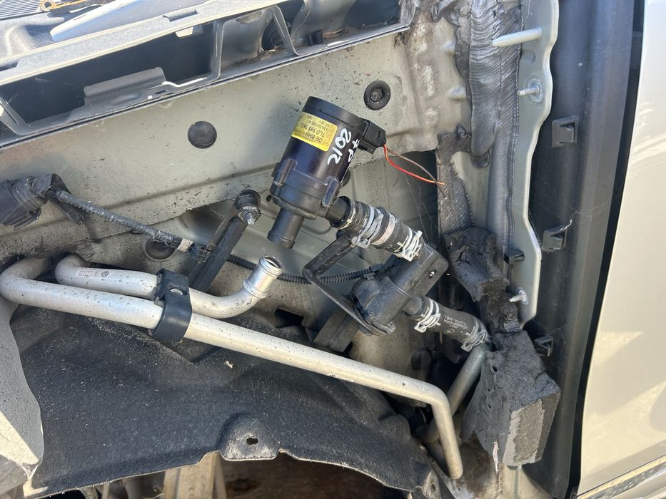 Pompă apă auxiliară Volkswagen Touareg 2012