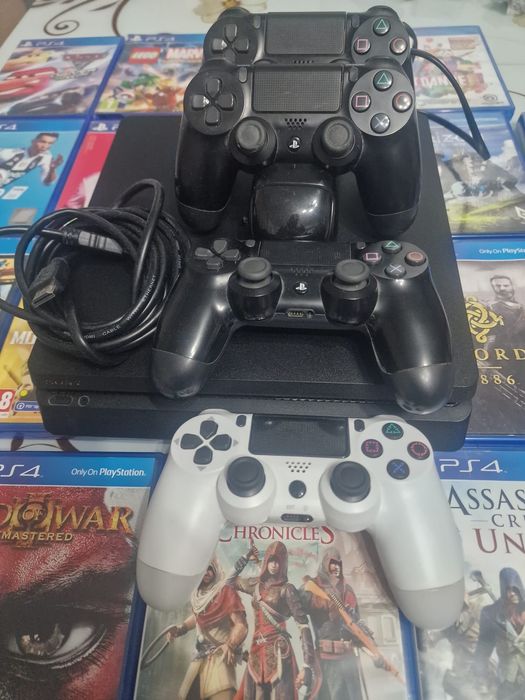 Vând consolă Ps4 1TB slim +4 controllere