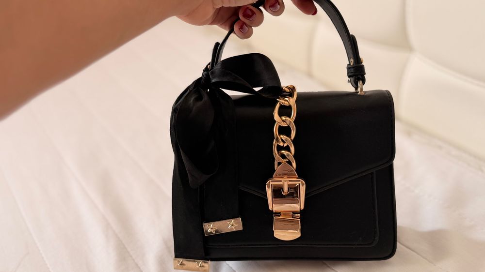 Черна дамска чанта с панделка