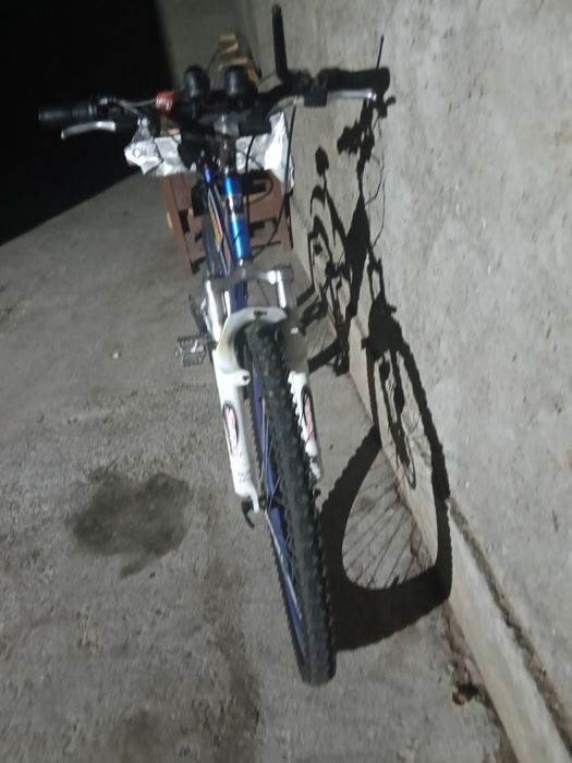 Bicicleta este în tro stare Bună e a proape nouă