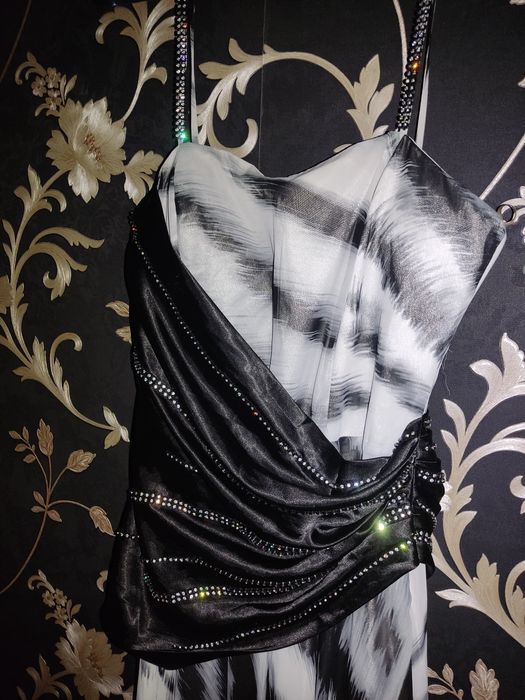 Элегантное вечернее платье с камнями