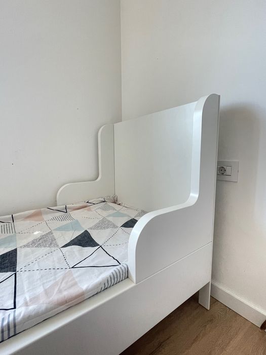 Vând pat Busunge alb Ikea