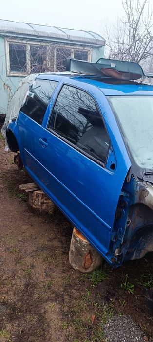 Продавам голф 4 1.6 SR двуврат на части