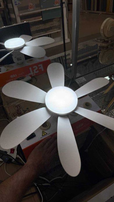 Ventilator LED E27 cu Telecomandă – 3 Viteze, Lumină Reglabilă 3000K–6500K